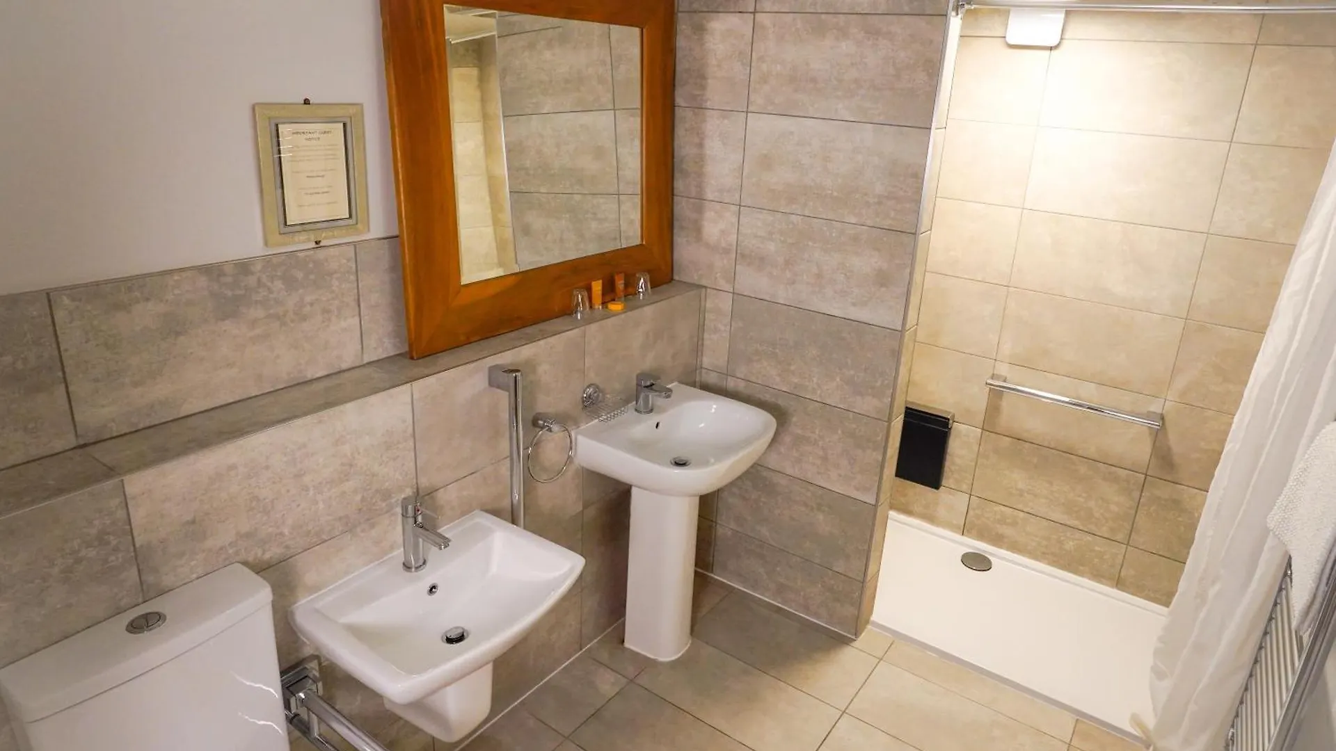 Lazaat Hotel Skidby